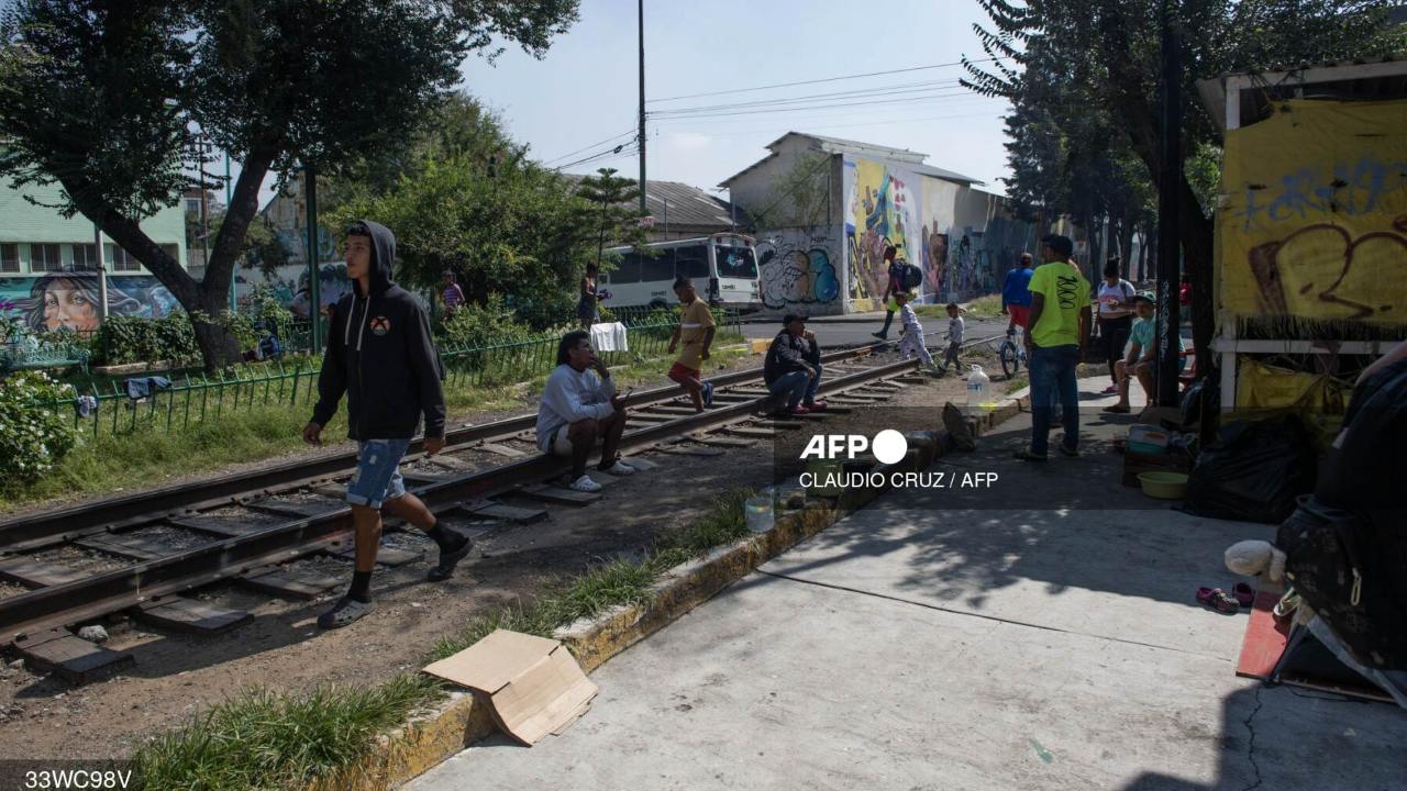 Para Juan Carlos Molina, un hondureño de 23 años varado en México a mitad de su éxodo hacia Estados Unidos, no hay más alternativa: "Estamos esperando que activen los trenes"