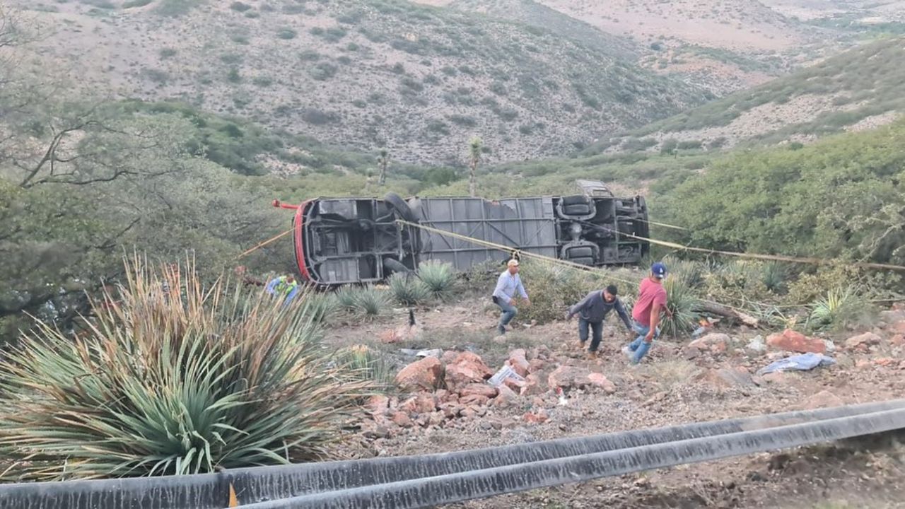 10 muertos y 18 heridos por accidente de autobús en un barranca en San Luis Potosí