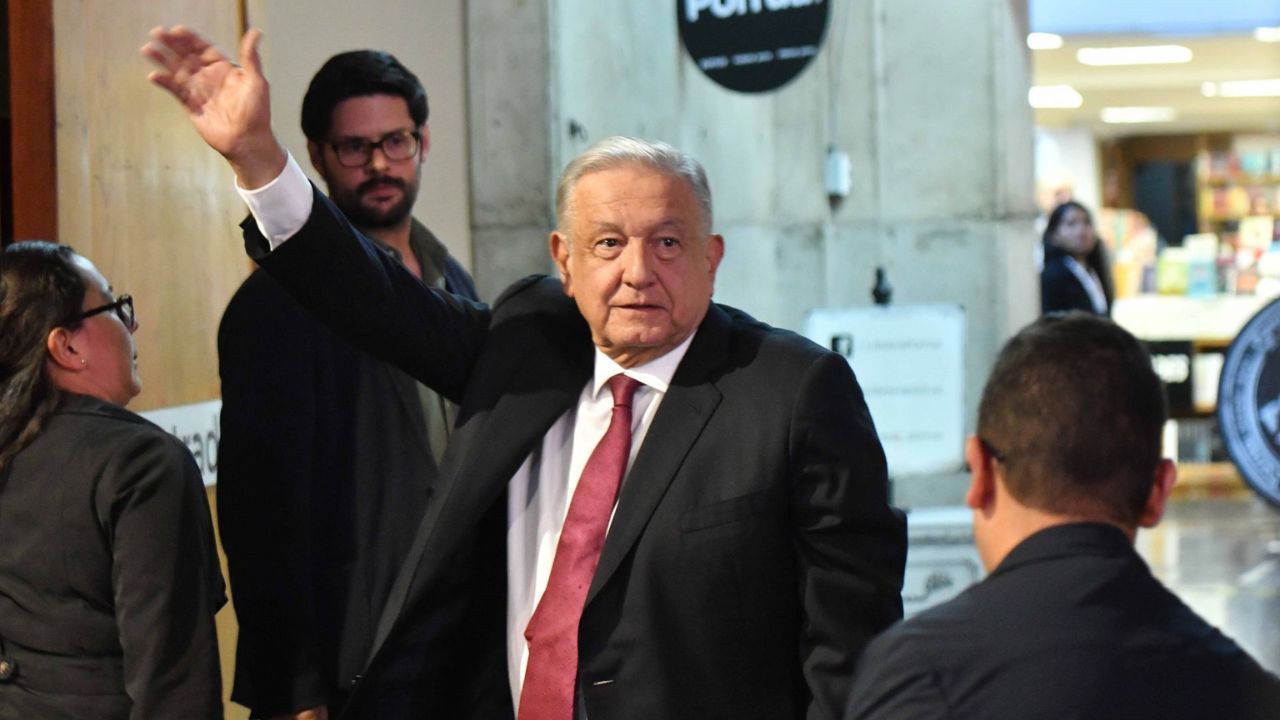 "Muy contento": AMLO se reúne con Sheinbaum para entregar bastón de mando