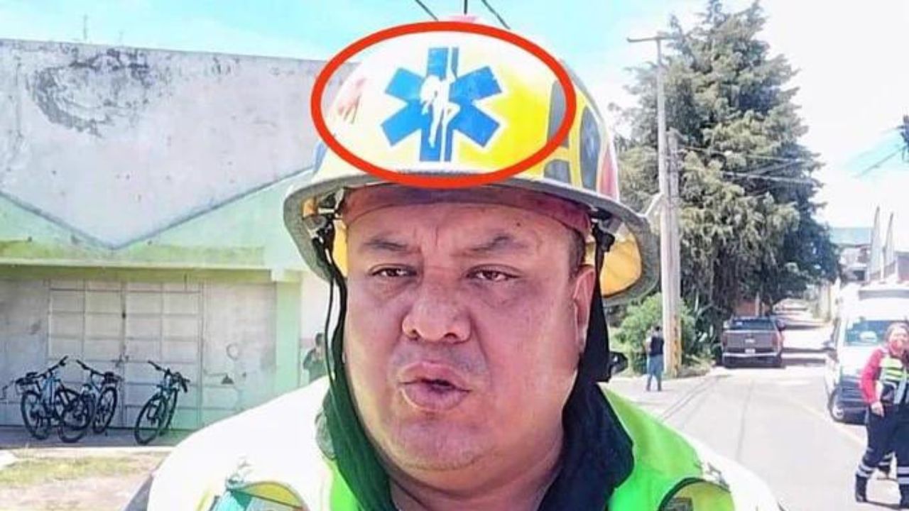 Critican a miembro de Protección Civil de Tlaxcala por usar un casco con imagen de una bailarina exótica