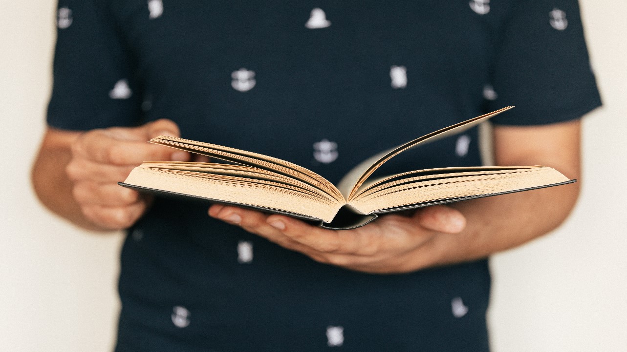 Alguien leyendo un libro como representación de la alfabetización