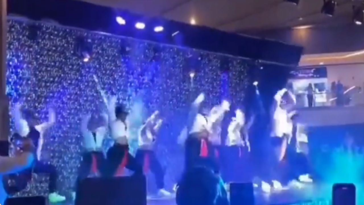 Foto:Captura de pantalla|VIDEO: Escenario se derrumba con bailarines encima; hay lesionados