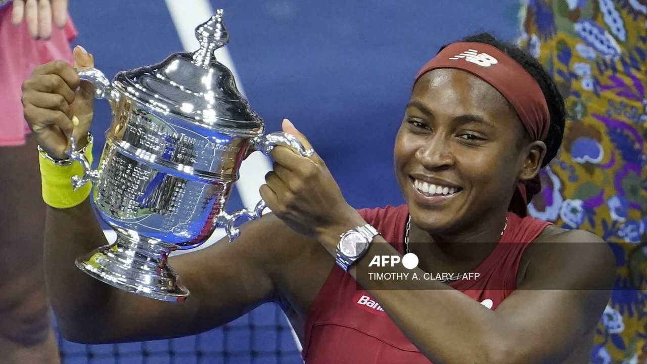 Con una emocionante remontada ante su afición, la estadounidense Coco Gauff venció este sábado a la bielorrusa Aryna Sabalenka en la final del US Open, elevando su primer trofeo de Grand Slam a sus 19 años.