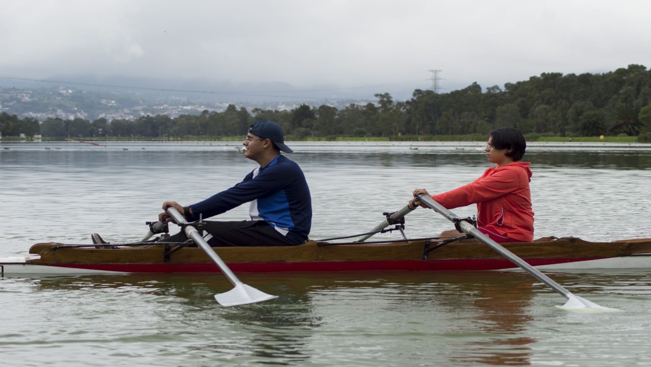 dos jóvenes haciendo deporte universitario