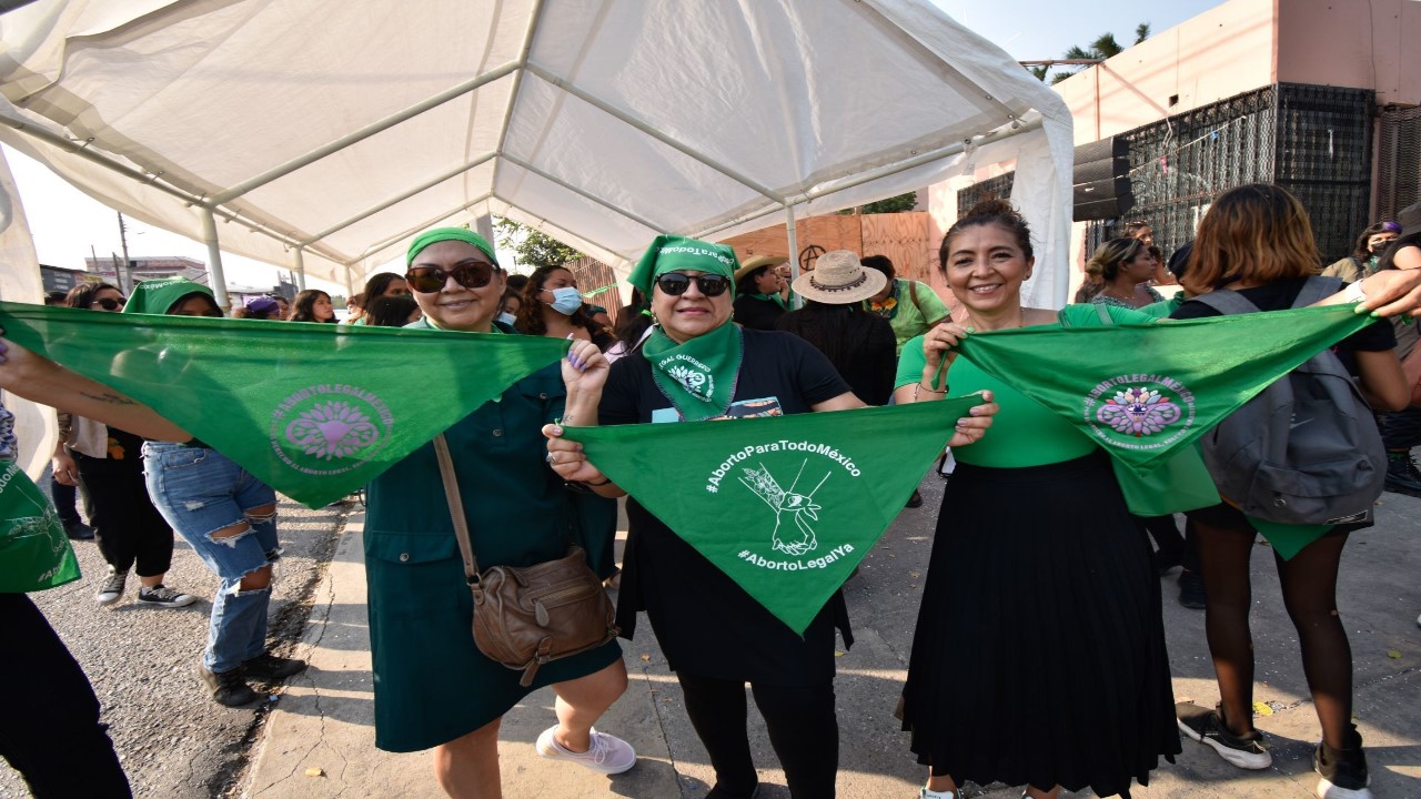 mujeres luchando por la despenalización del aborto