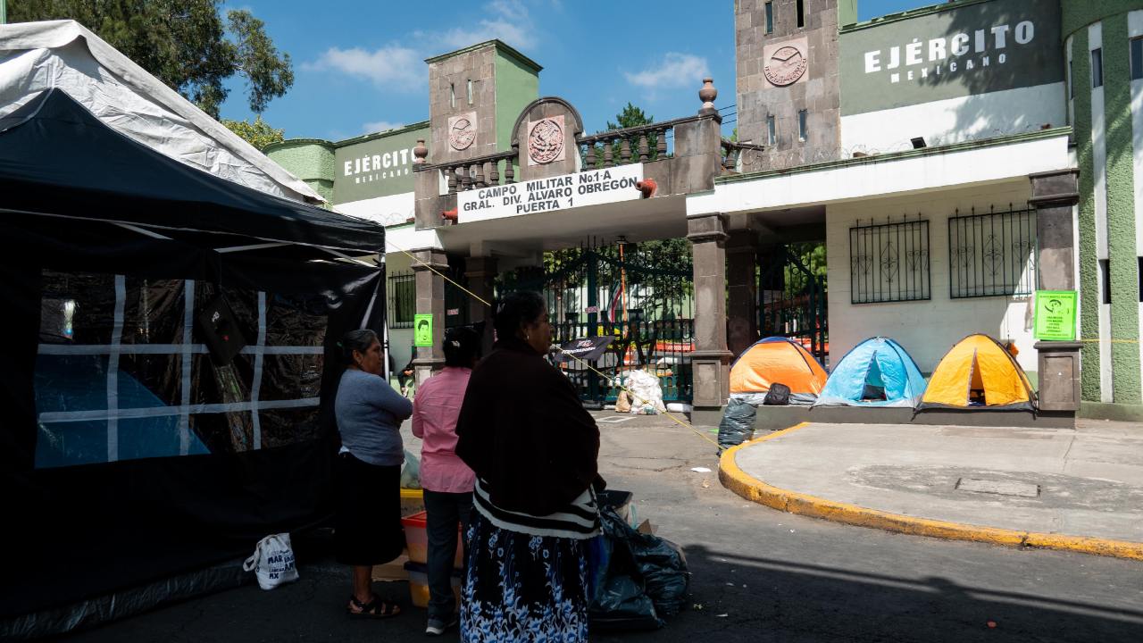 Padres de los Normalistas de Ayotzinapa mantienen el plantón que montaron este viernes frente a la entrada 1 del Campo Militar 1