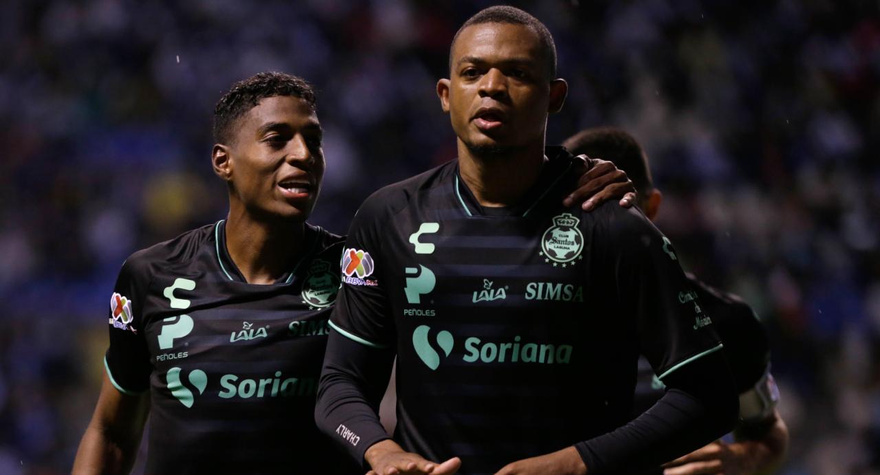 En el Estadio TSM, los 'Guerreros' del Santos del director técnico uruguayo Pablo Repetto vencieron 2-1 a los Pumas de la UNAM del entrenador argentino Antonio Mohamed.