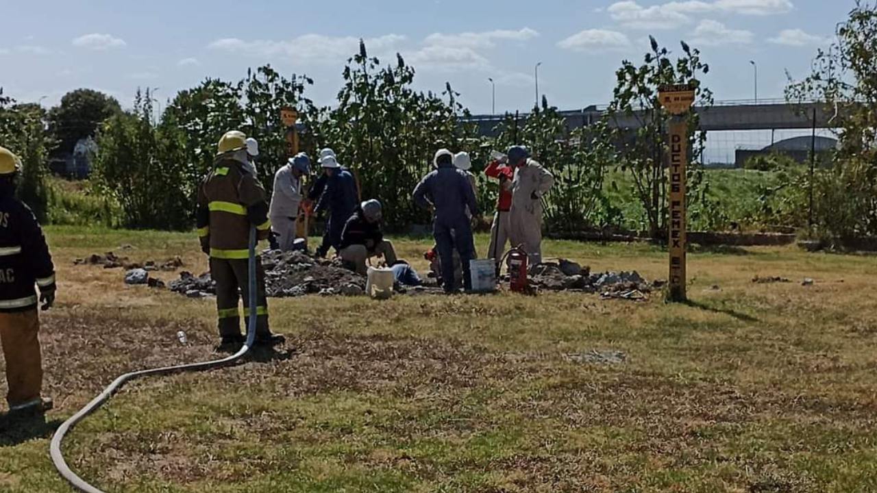 Una fuga de gas de un ducto de Petróleos Mexicanos (Pemex), por una toma clandestina, provocó movilización de los cuerpos emergencia tanto del personal de Protección Civil y Bomberos de Tecámac