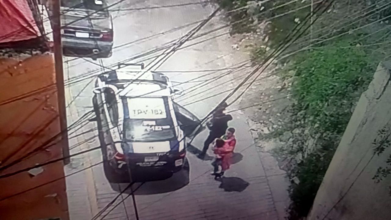 Foto:Especial|Policías de Tlalnepantla reintegran a su núcleo familiar a dos menores de edad que se habían extraviado