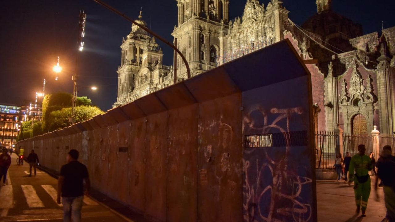 Durante todo el día, elementos de la Secretaría de Seguridad Ciudadana extendieron blindaron con vallas metálicas la Catedral Metropolitana