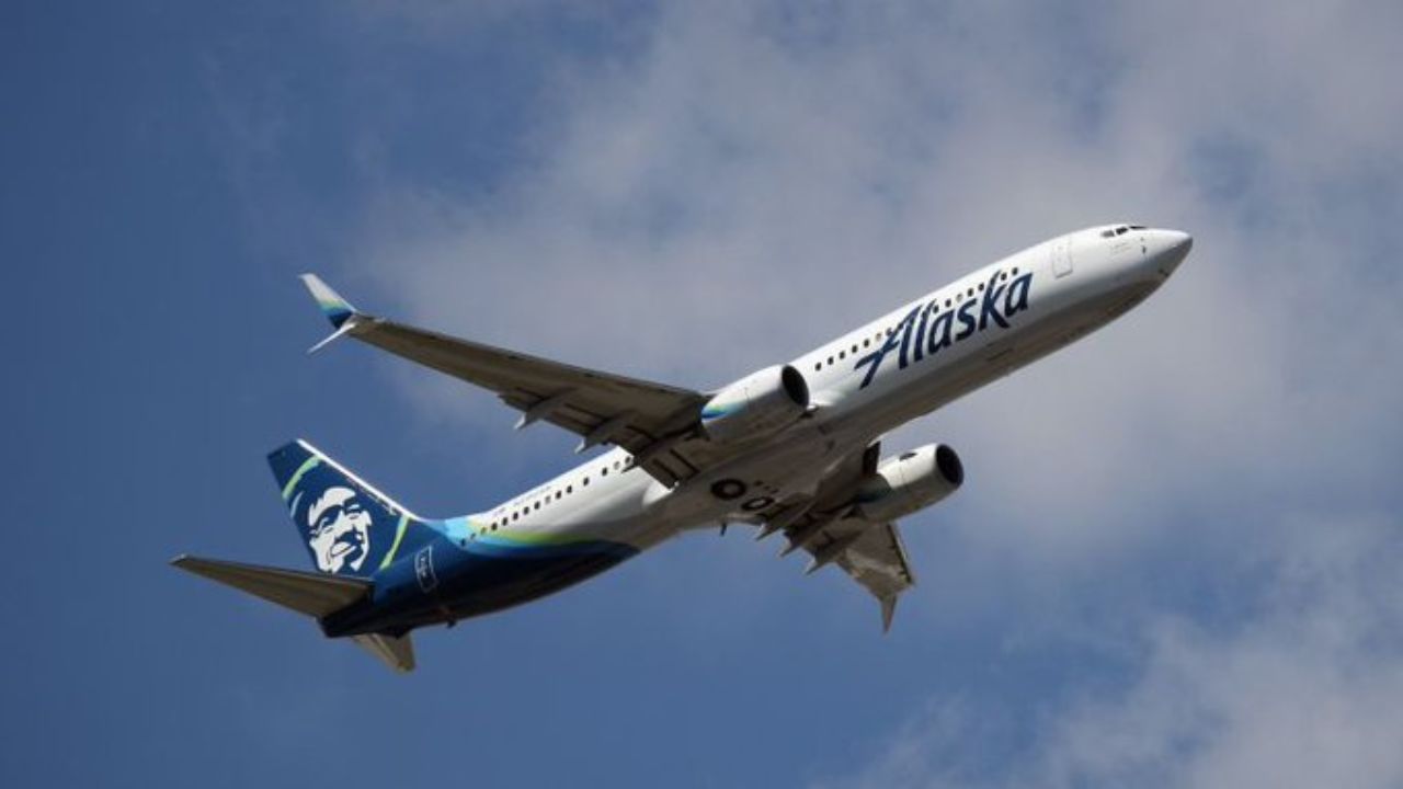 Piloto -fuera de servicio- intentó apagar motores de un avión de Alaska Airlines