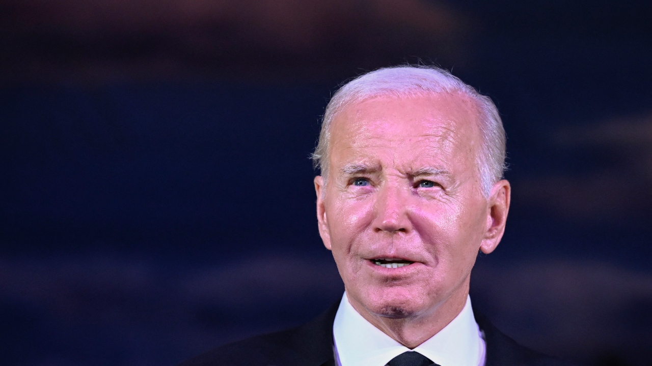 Manifestantes que coreaban lemas contra la ofensiva israelí en Gaza interrumpieron al presidente de EU, Joe Biden, durante un mitin