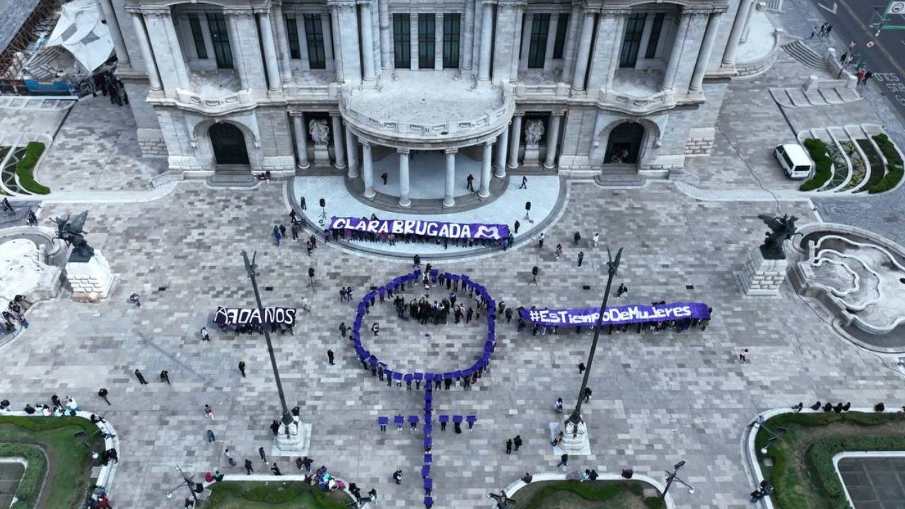 La alcaldesa de Iztapala, Clara Brugada, desde el Palacio de Bellas Artes reconoció y agradeció a las mujeres que fueron luchadoras y precursoras por el derecho al voto