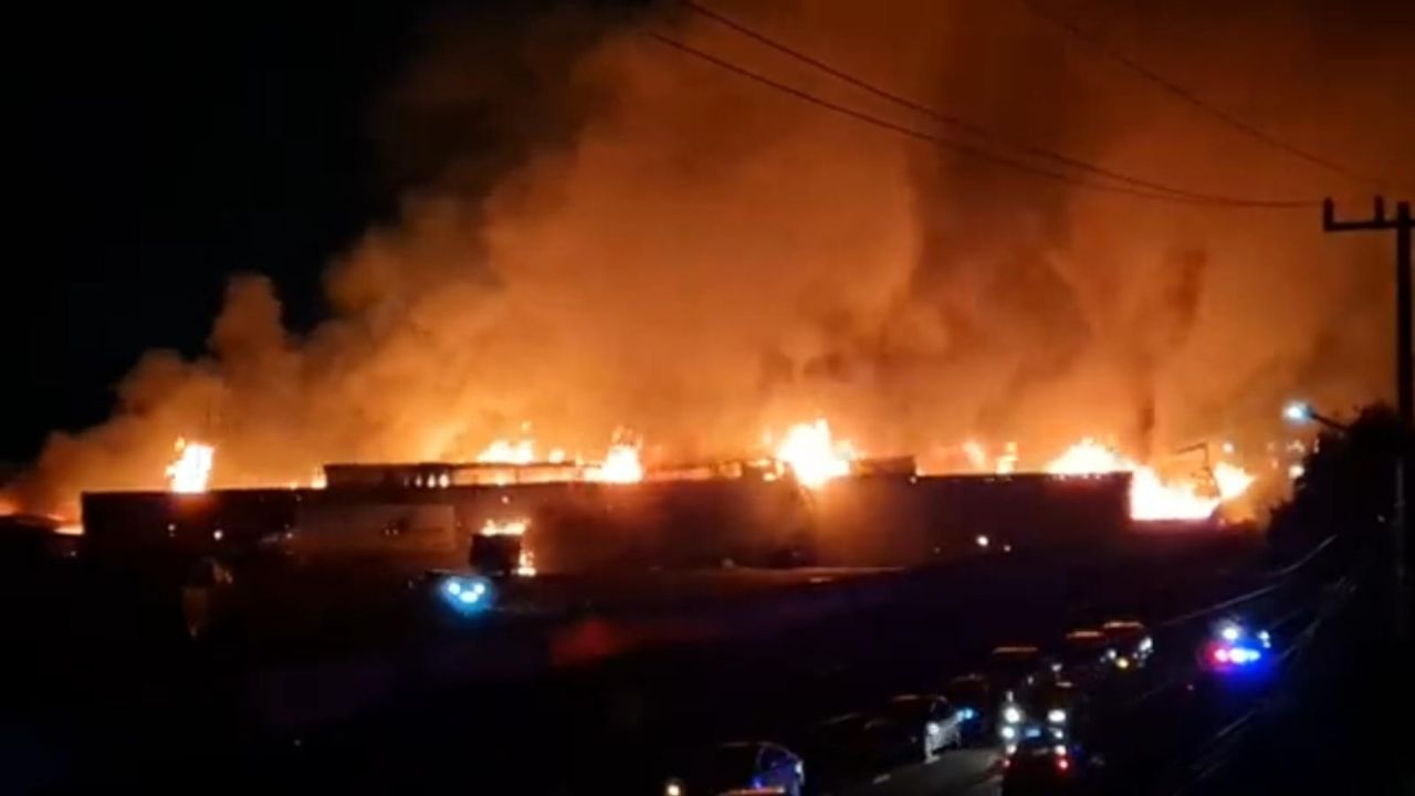 Fuerte incendio consume parte de las instalaciones de la Central de Abastos de Toluca