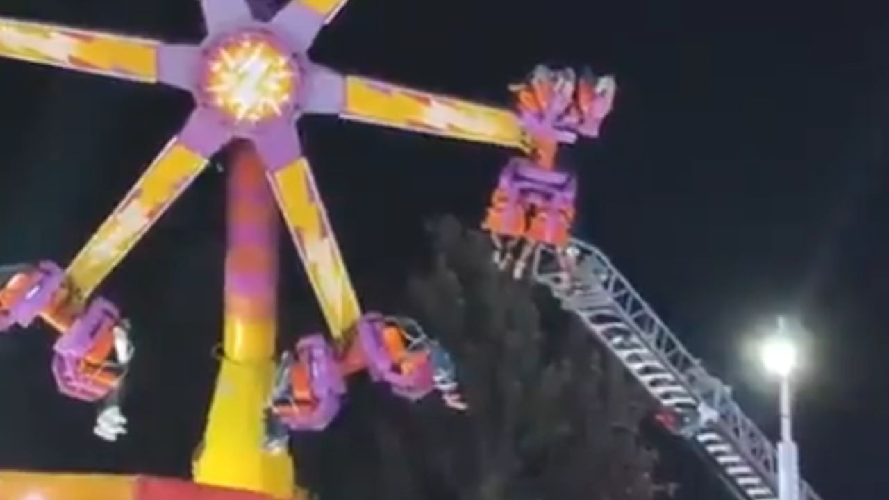 Al menos 18 personas quedaron atrapadas y suspendidas en el aire por una falla en un juego de feria en Coacalco