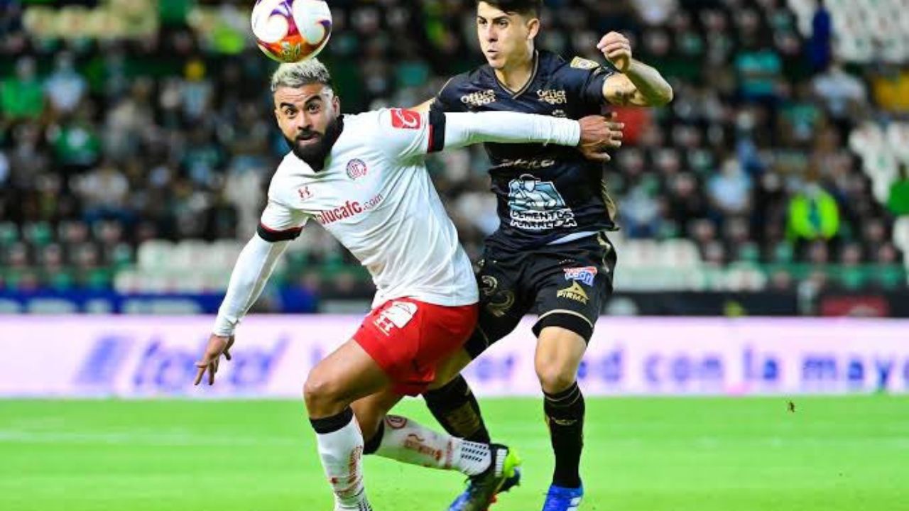 Los Diablos Rojos del Toluca se miden a la Fiera de León en la casa de estos últimos en León.