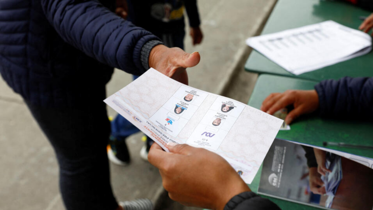 La policía de Ecuador investiga presunta vulneración de votos en elecciones