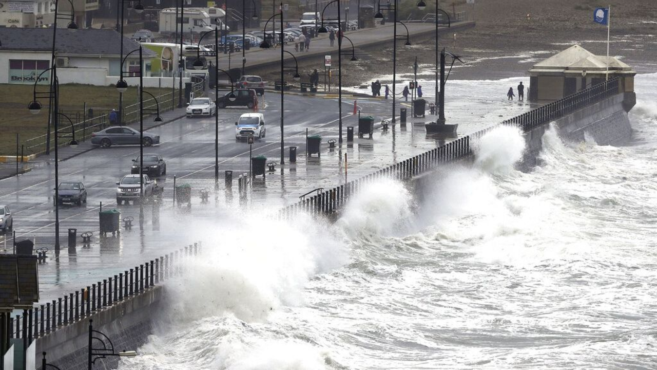 Tormenta Babet azota Irlanda con fuertes lluvias e inundaciones