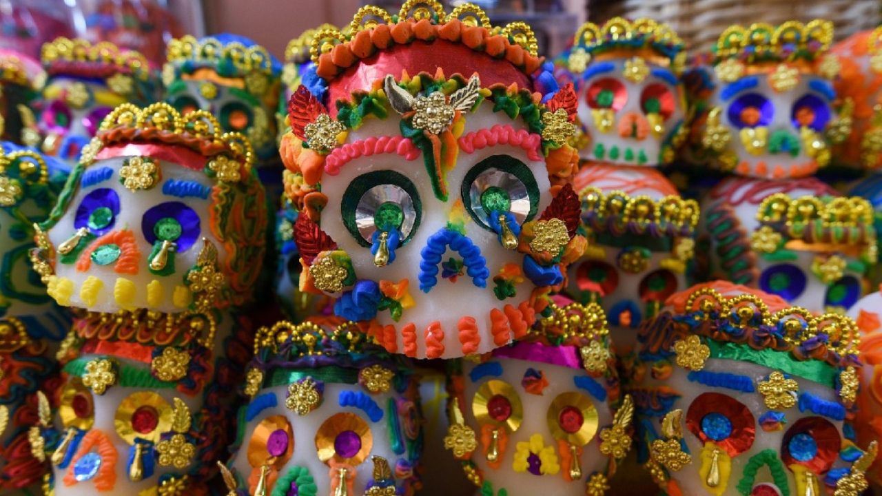 Se acerca Día de Muertos y con ello se reavivan las tradiciones, como las calaveritas literarias. Conoce aquí su historia.