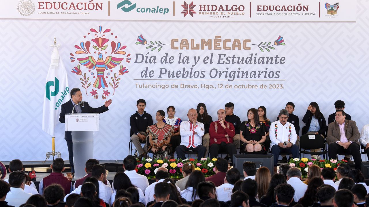 El mandatario hidalguense reconoce a estudiantes de pueblos originarios de la entidad