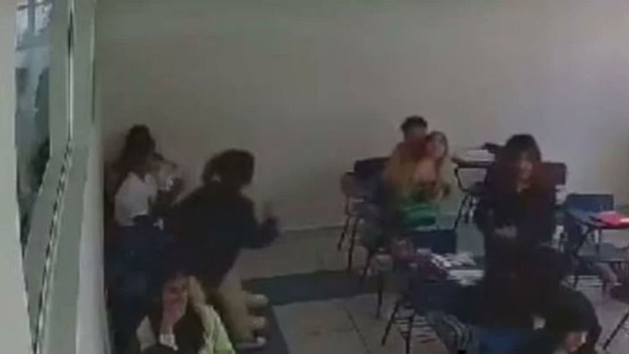 Alumno aplica llave china asu compañera en escuela en Pachuca.