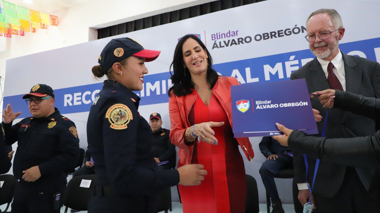 Lía Limón reconoce a policías que salvaron vida a un bebé