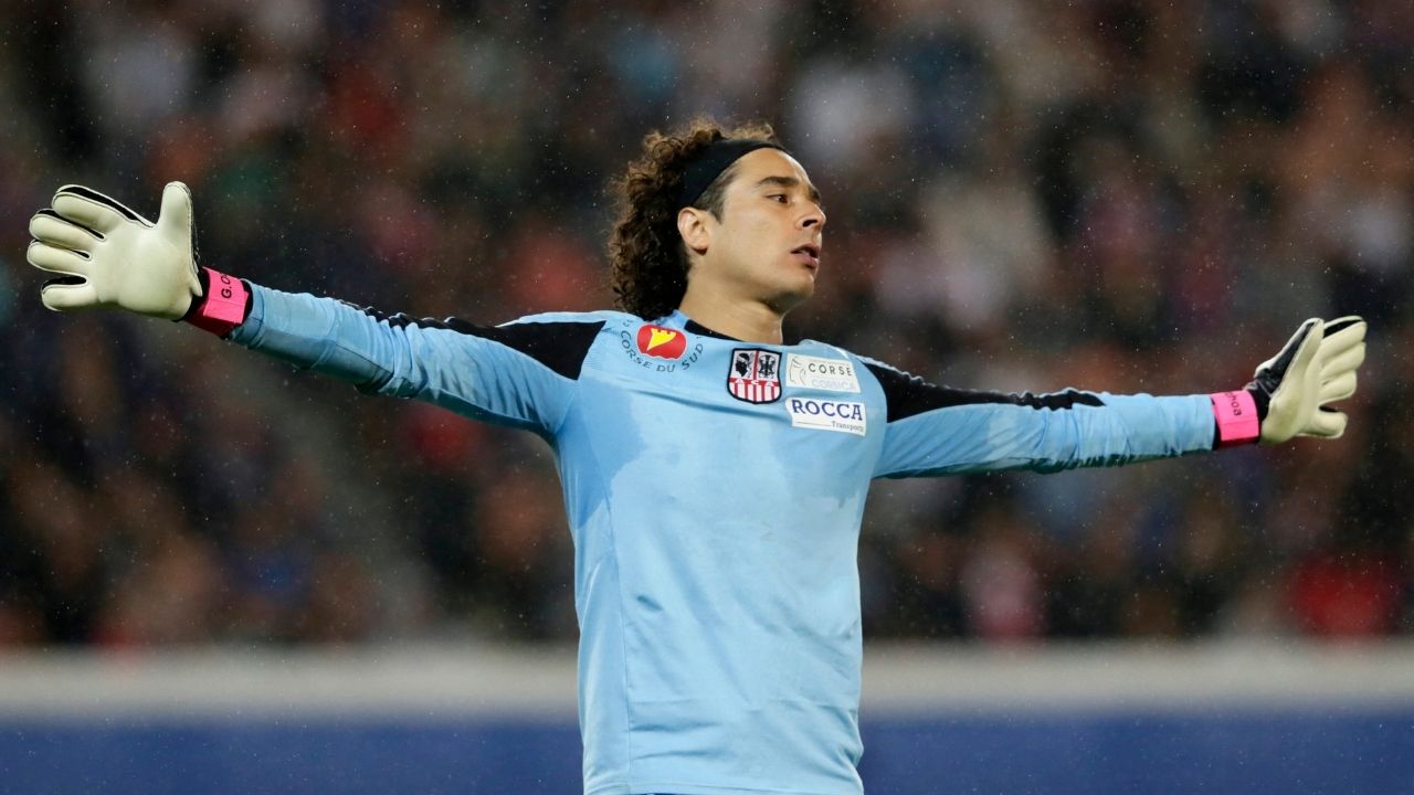 Foto:AFP|¿Uno más? Memo Ochoa podría seguir siendo el portero de México en el Mundial 2026