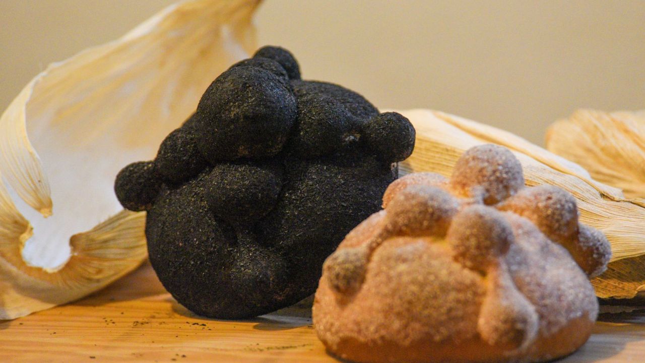 ¿El pan de muerto negro está hecho con cenizas de difuntos? Aquí te explicamos.