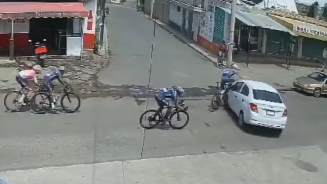 Conductor invade calle cerrada por carrera de ciclistas en Puebla; los arrolla