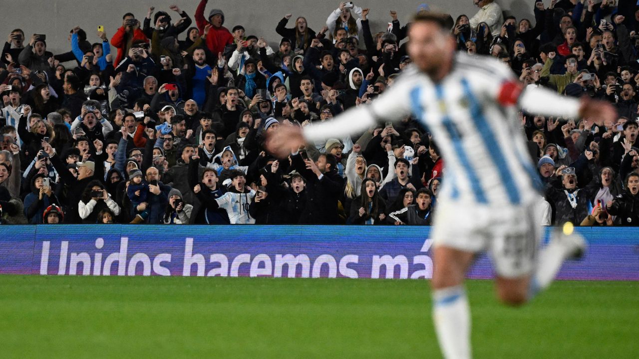 Foto:AFP|¿Fútbol del pueblo? Altos costos alejan a los aficionados de su selección en Sudamérica