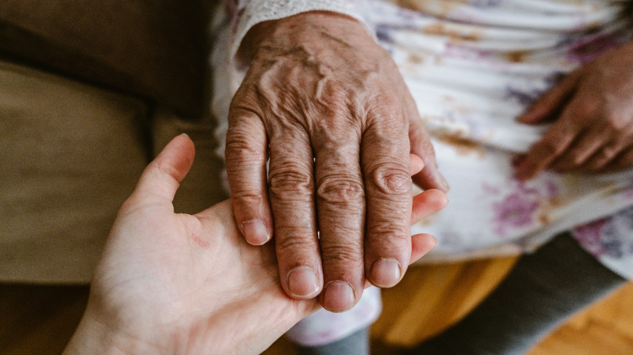 fotografía de la mano de una persona con artritis