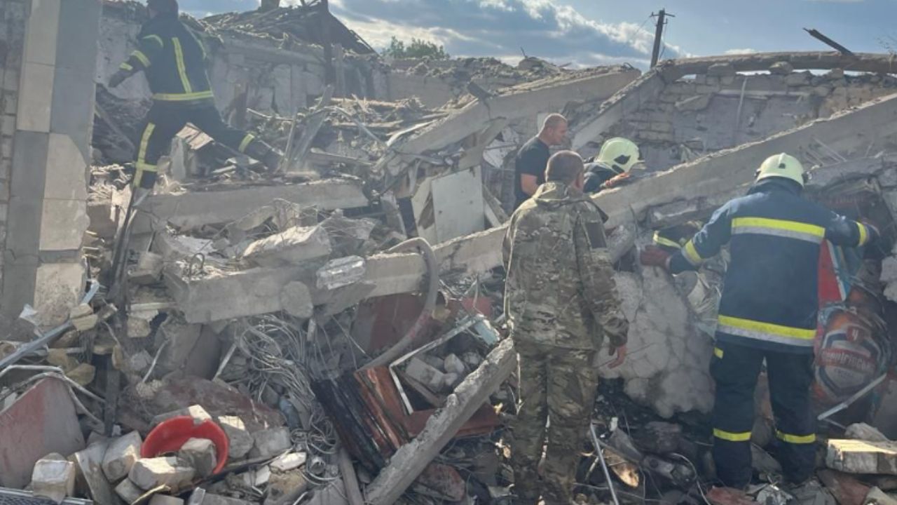 Al menos 50 personas murieron hoy en un ataque ruso contra una zona residencial de un pueblo del distrito de Kupiansk, en Járkov, al noreste de Ucrania