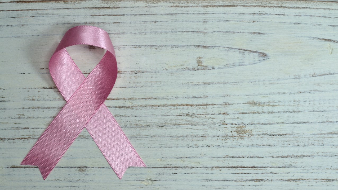 listón rosa que representa la lucha contra el cáncer de mama