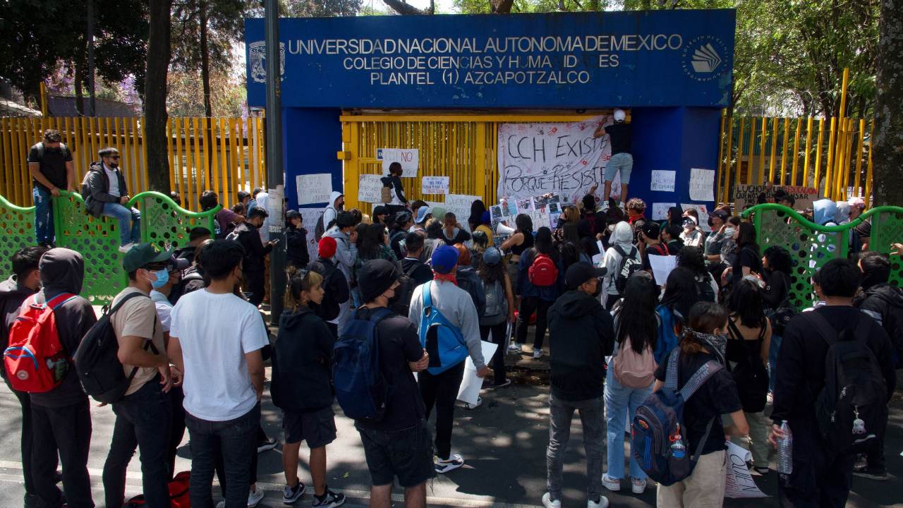 La UNAM señaló que alrededor de medio centenar de personas, la mayoría con el rostro cubierto, ingresó de manera violenta al CCH Azcapotzalco