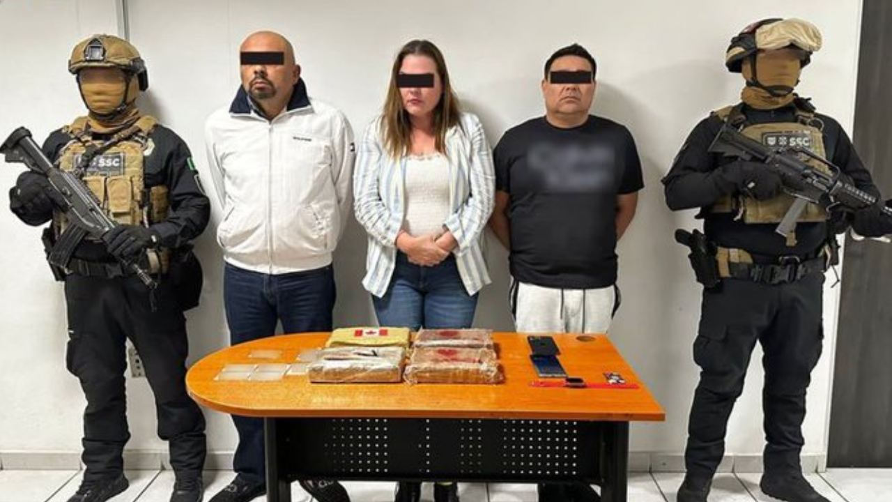 Policías detuvieron a tres personas en posesión de cuatro paquetes con aparente droga, esto mientras viajaban en un taxi por aplicación