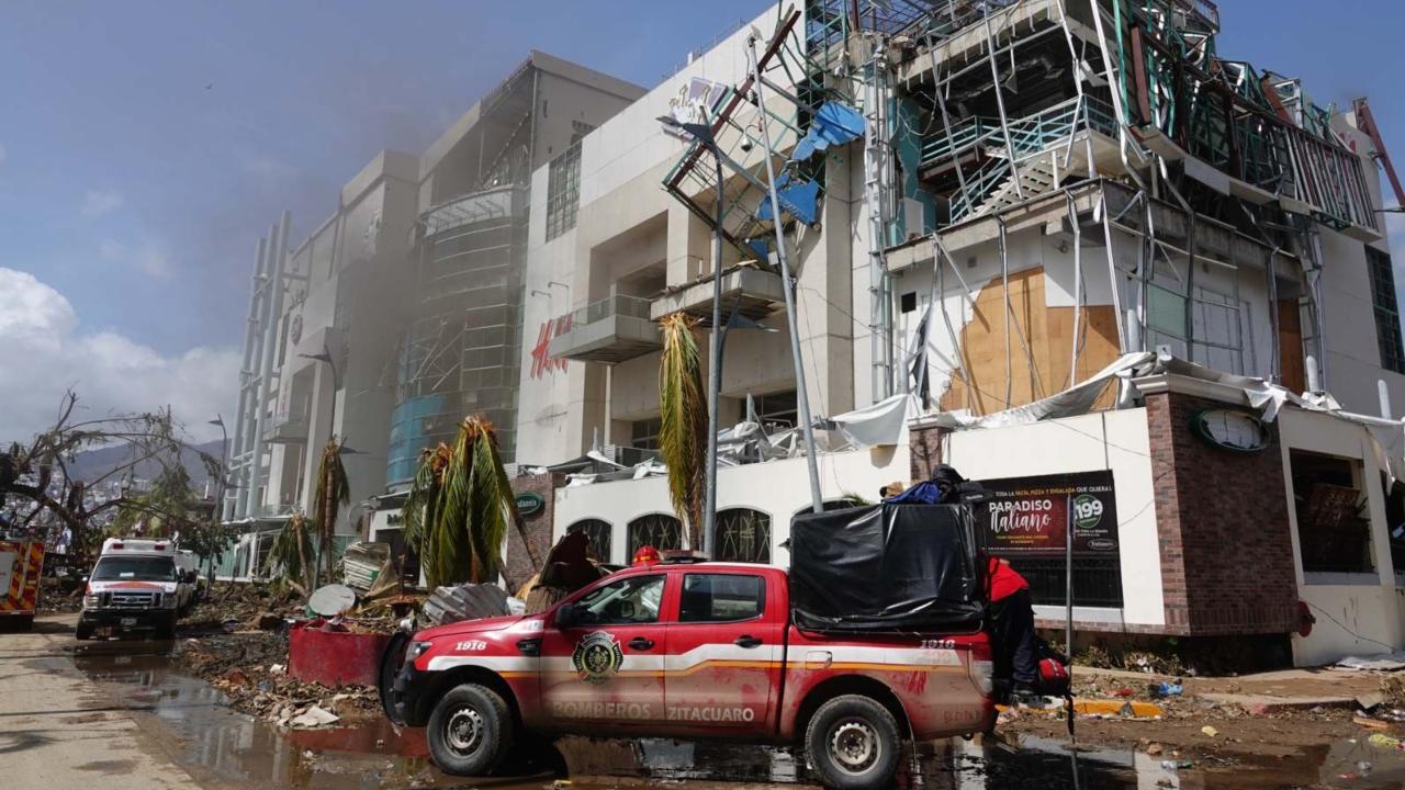 Un incendio se registró la tarde de este viernes 27 de octubre en una plaza comercial ubicada en la costera Miguel Alemán