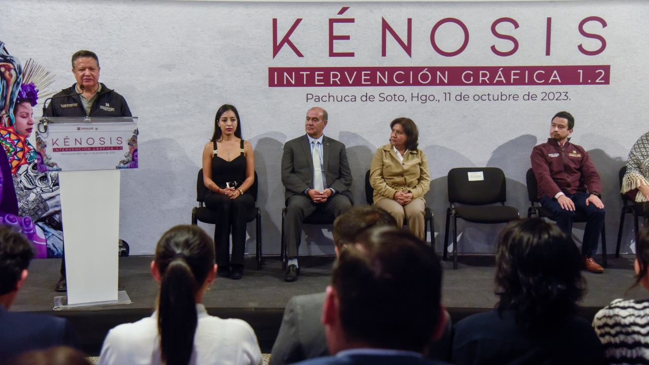 Bajo la premisa de aprovechar todos los espacios públicos en beneficio del pueblo, el gobernador de Hidalgo, Julio Menchaca Salazar, inauguró la exposición “Kénosis, intervención gráfica 1.2”,