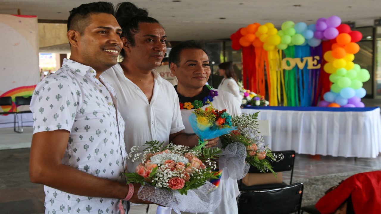 dos personas realizando un matrimonio igualitario