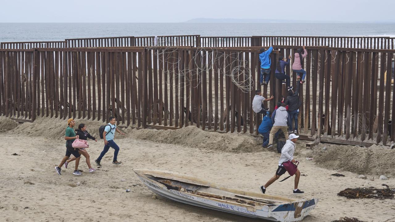 El secretario de Seguridad de EU, Alejandro Mayorkas, descartó que el Gobierno de su país vaya a construir nuevas secciones de muro fronterizo, sino que busca más recursos para utilizar tecnología en la frontera.