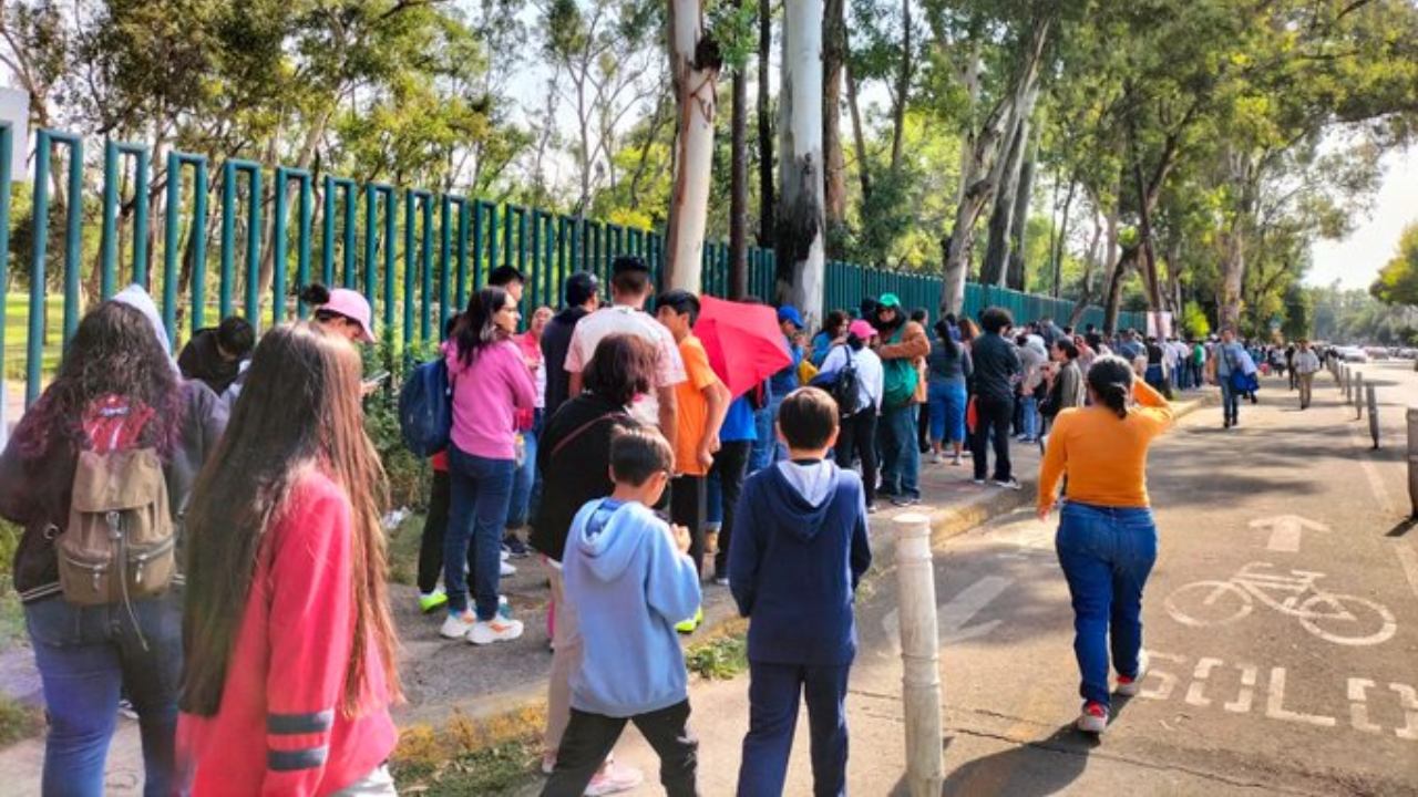 A un par de minutos de que dé comienzo el Eclipse Solar, las personas se formaron en las inmediaciones del Museo Tezozomoc