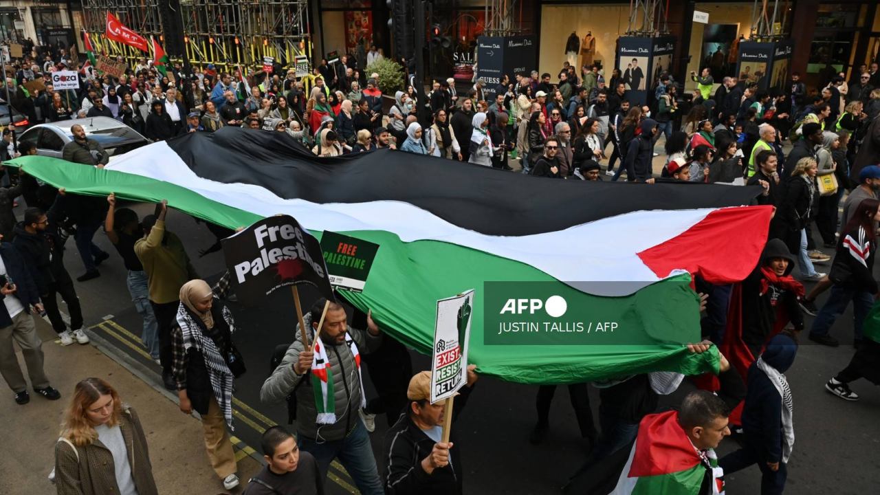 Miles de personas se manifestaron este sábado en el centro de Londres, bajo fuerte vigilancia policial, en apoyo de los palestinos