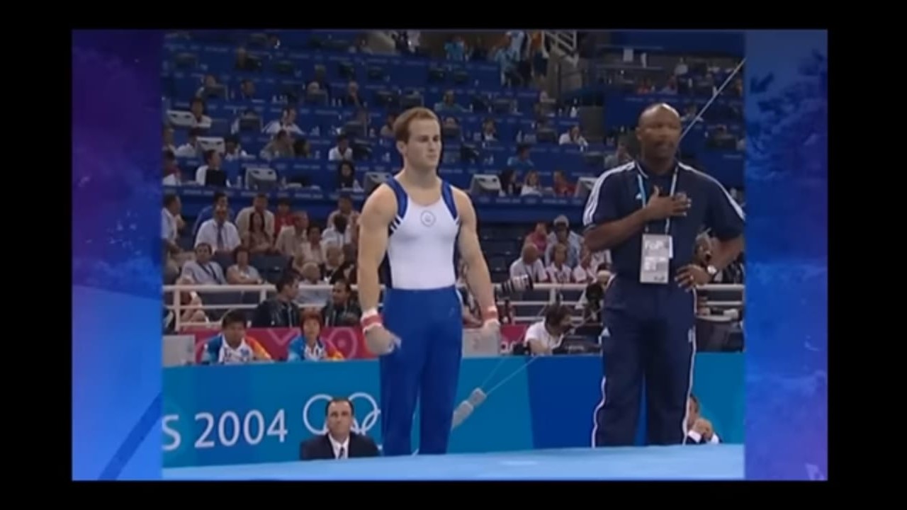 el gimnasta Paul Hamm participando en las olimpiadas de Atenas 2004