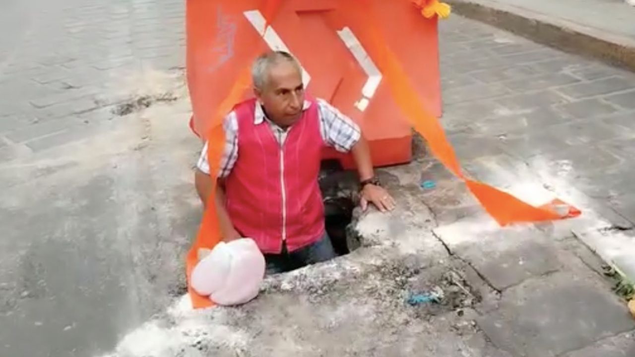 Escenifican en la calle de Armenta y López en Oaxaca,una tumba en un socavón