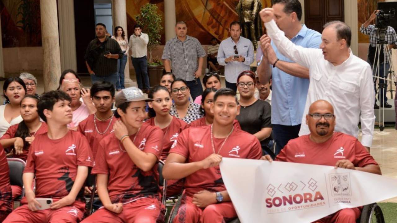 El gobernador Alfonso Durazo Montaño abanderó a la delegación sonorense que participará en las Paranacionales Conade 2023