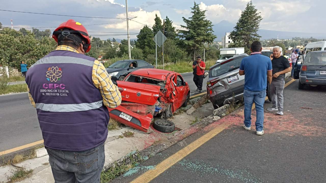 La tarde de este viernes, un autobús de la empresa ATAH impactó a por lo menos 12 vehículos en una megacarambola sobre la carretera Apizaco-Tlaxcala