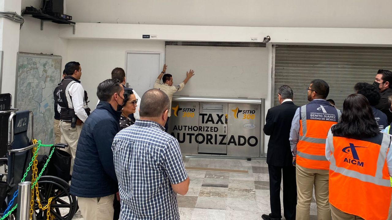 Realizan diligencia de verificación de TIA en dos puntos de venta que ilegalmente operaba la agrupación Taxistas Agremiados para el Servicio de Transportación Terrestre, Sitio 300 A.C. de la Terminal 1.Realizan diligencia de verificación de TIA en dos puntos de venta que ilegalmente operaba la agrupación Taxistas Agremiados para el Servicio de Transportación Terrestre, Sitio 300 A.C. de la Terminal 1.