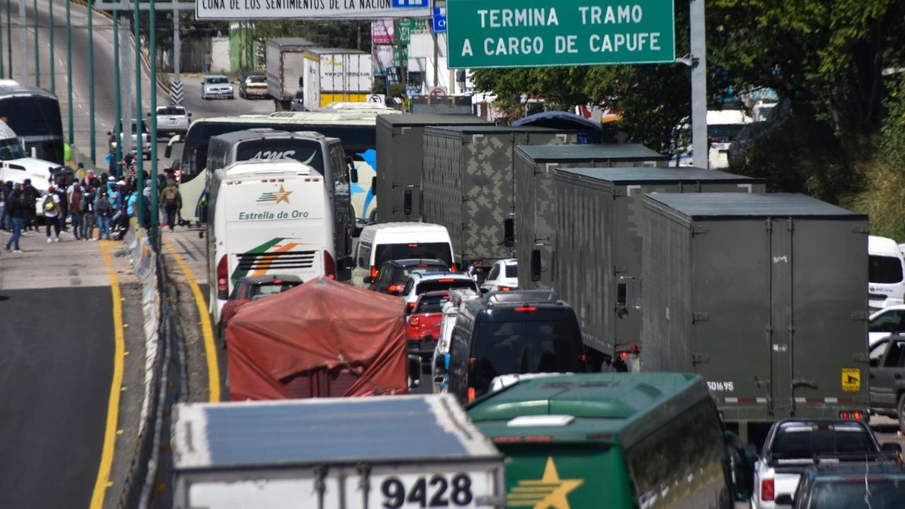 Acapulco en emergencia y normalistas cierran autopista