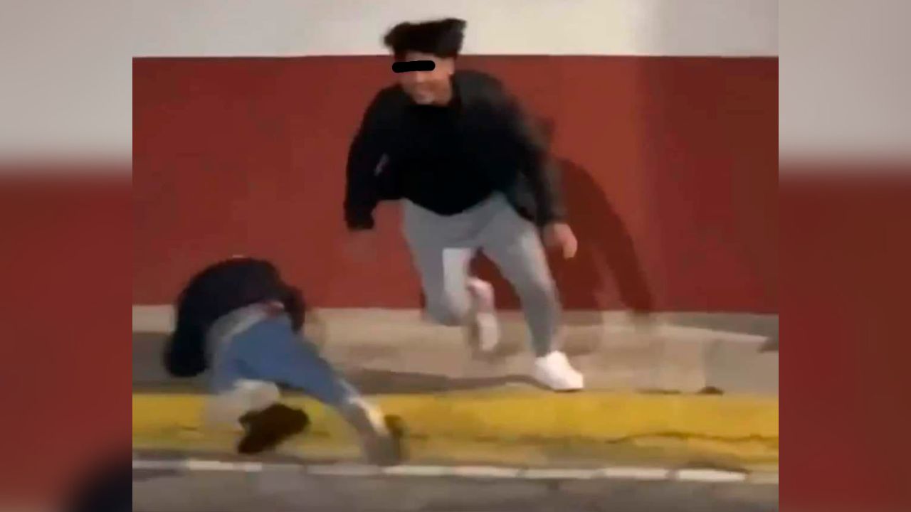 Joven agrede a indigente en calles de Atlixco, lo presumen en redes sociales