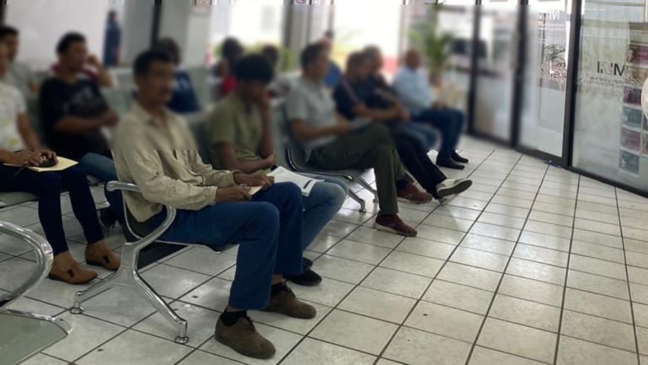 Aseguran a 12 migrantes en playa de Cancún