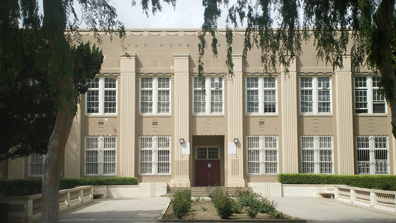 Reportan que al menos tres estudiantes fueron apuñalados en una escuela en los Ángeles